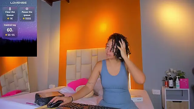 Snapshot of EmmaLawrence_ chatting on June 12, 4:00 am EmmaLawrence online show from June 12, 4:00 am