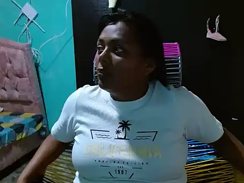 Snapshot of caro_lil chatting on June 16, 4:59 am caro lil online show from June 16, 4:59 am