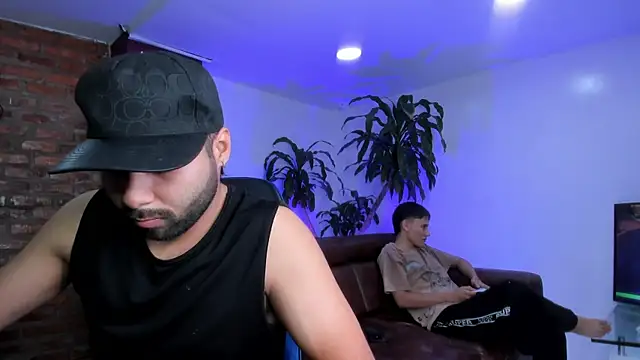 HotThreesoome online show from December 19, 1:18 pm