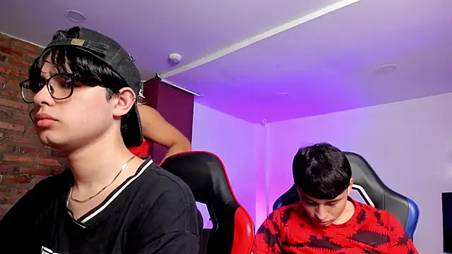 HotThreesoome online show from March 6, 12:23 pm