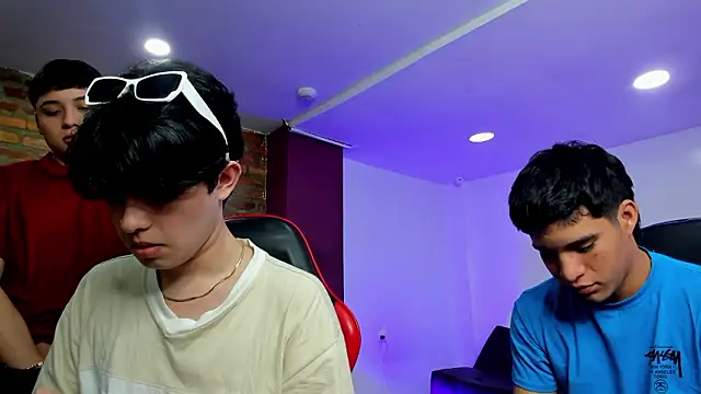 HotThreesoome online show from March 10, 12:21 pm