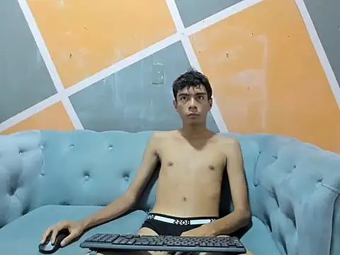 Snapshot of noah_pierce chatting on December 16, 1:43 am noah pierce online show from December 16, 1:43 am