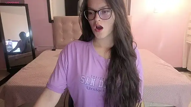 Snapshot of Sara_valderrama_ chatting on May 4, 1:07 pm Sara valderrama online show from May 4, 1:07 pm