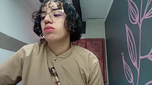 Kiara Fox   online show from May 2, 9:31 pm