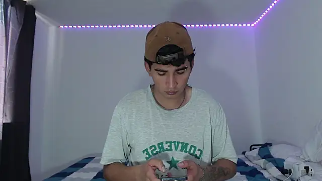 Snapshot of Dave_hot1 chatting on December 17, 6:14 pm Dave hot1 online show from December 17, 6:14 pm