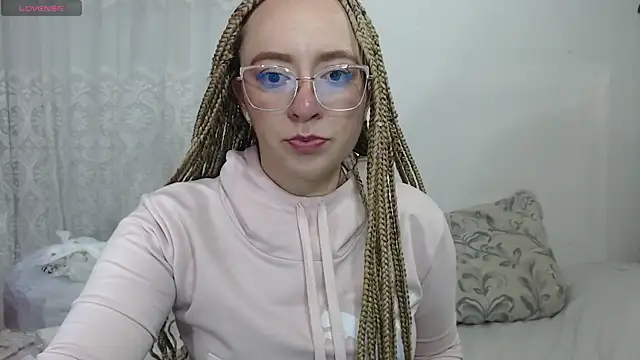 Snapshot of Adaraah chatting on December 15, 11:53 pm Adaraah online show from December 15, 11:53 pm