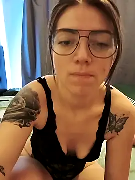 Ceciihot online show from February 4, 1:50 pm