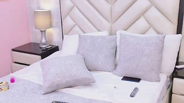 Snapshot of HeatherHazell chatting on December 14, 3:39 pm HeatherHazell online show from December 14, 3:39 pm