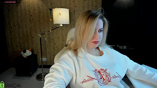 Snapshot of LunasShine chatting on December 16, 4:17 am LunasShine online show from December 16, 4:17 am