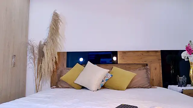 LucyHanks online show from February 24, 11:19 am