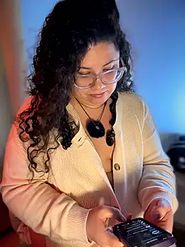 Snapshot of VanesssaMilf_ chatting on May 14, 8:43 am VanesssaMilf online show from May 14, 8:43 am