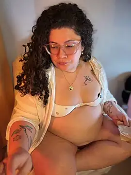 Snapshot of VanesssaMilf_ chatting on June 16, 2:03 am VanesssaMilf online show from June 16, 2:03 am