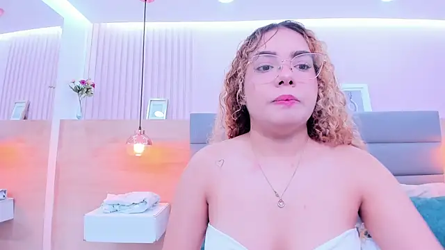 abril dolly online show from December 15, 5:50 pm