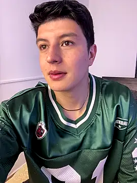 Snapshot of Goldenknight33 chatting on December 14, 12:32 pm Goldenknight33 online show from December 14, 12:32 pm