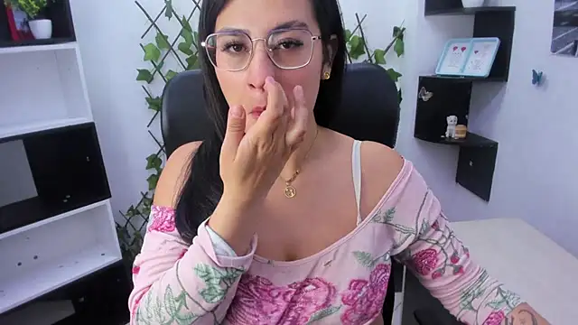 Snapshot of sophi_hardd_ chatting on April 1, 1:34 pm sophi hardd online show from April 1, 1:34 pm