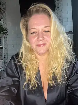 Snapshot of JenniferCarmen chatting on May 10, 7:57 am JenniferCarmen online show from May 10, 7:57 am
