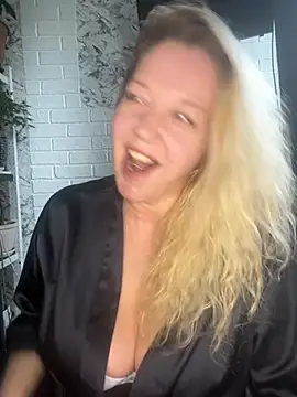 Snapshot of JenniferCarmen chatting on May 16, 6:32 am JenniferCarmen online show from May 16, 6:32 am