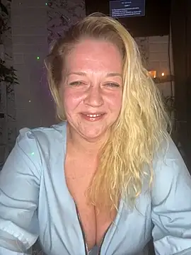 Snapshot of JenniferCarmen chatting on May 16, 4:17 pm JenniferCarmen online show from May 16, 4:17 pm