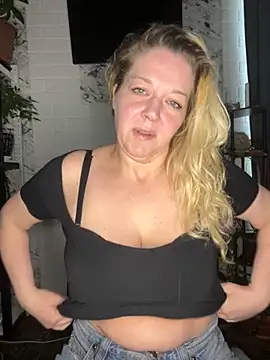 Snapshot of JenniferCarmen chatting on May 24, 1:54 am JenniferCarmen online show from May 24, 1:54 am