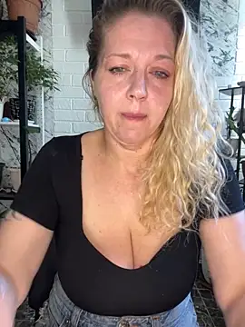 Snapshot of JenniferCarmen chatting on June 20, 2:03 am JenniferCarmen online show from June 20, 2:03 am