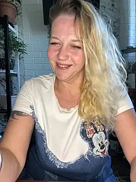 Snapshot of JenniferCarmen chatting on July 1, 8:05 am JenniferCarmen online show from July 1, 8:05 am