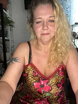 Snapshot of JenniferCarmen chatting on July 4, 3:24 am JenniferCarmen online show from July 4, 3:24 am