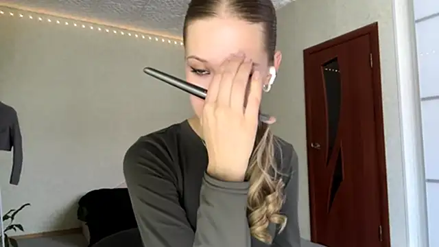 ZaidaSchwarten online show from January 10, 7:21 am