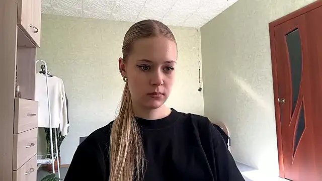 ZaidaSchwarten online show from April 24, 1:13 pm