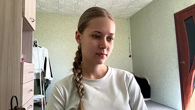 ZaidaSchwarten online show from May 2, 2:22 pm