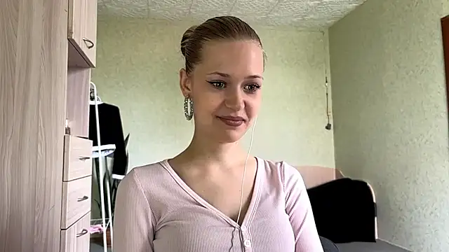 ZaidaSchwarten online show from June 5, 6:52 am