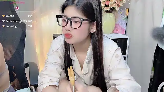 Snapshot of Yvonne-07 chatting on December 15, 1:54 am Yvonne-07 online show from December 15, 1:54 am