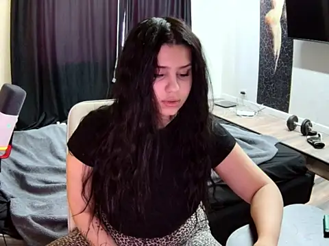 Nicole Pars online show from February 24, 1:20 pm