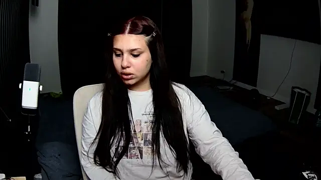 Nicole Pars online show from March 18, 4:32 pm