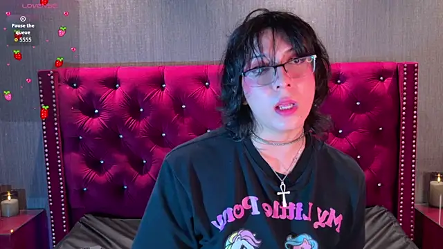 Snapshot of Shelly_bat chatting on May 11, 10:07 pm Shelly bat online show from May 11, 10:07 pm