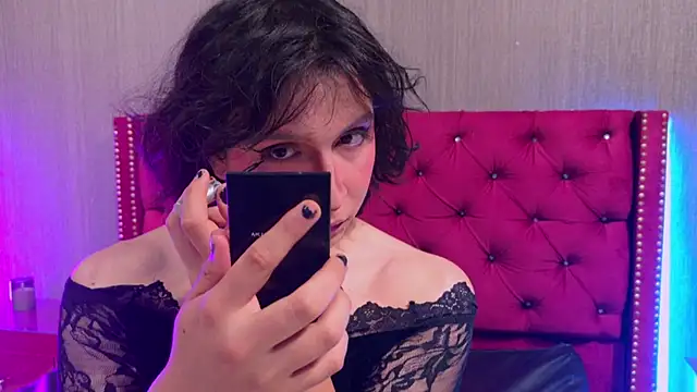 Snapshot of Shelly_bat chatting on June 11, 10:52 pm Shelly bat online show from June 11, 10:52 pm