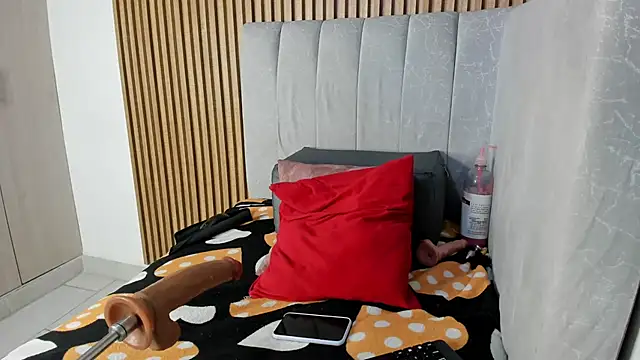 Snapshot of TiifanyGrey chatting on January 7, 2:25 am TiifanyGrey online show from January 7, 2:25 am