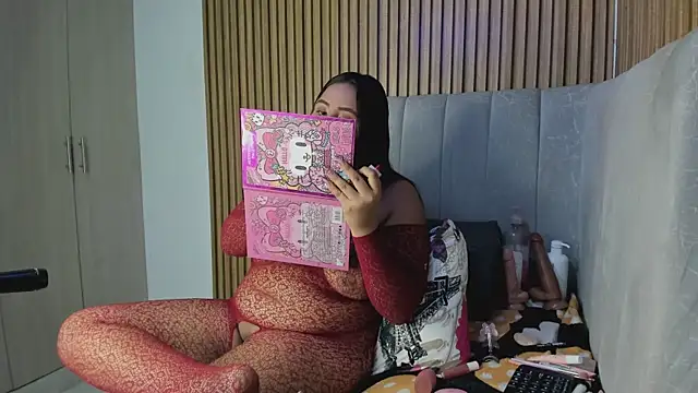 Snapshot of TiifanyGrey chatting on January 13, 3:01 am TiifanyGrey online show from January 13, 3:01 am