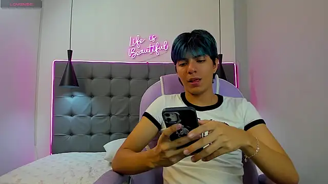 Snapshot of CodyTaylor_ chatting on December 16, 12:43 pm CodyTaylor online show from December 16, 12:43 pm