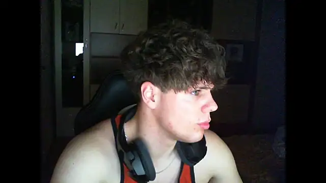 Snapshot of GymGuy0505 chatting on December 15, 10:47 pm GymGuy0505 online show from December 15, 10:47 pm