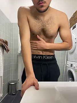 Snapshot of mfg_gio chatting on December 18, 10:43 am mfg gio online show from December 18, 10:43 am