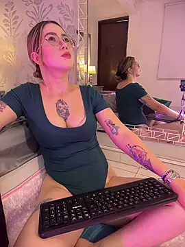 Snapshot of Annyhathatway chatting on April 1, 8:39 pm Annyhathatway online show from April 1, 8:39 pm