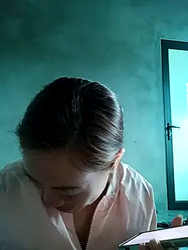 Snapshot of little-effy chatting on December 15, 5:12 am little-effy online show from December 15, 5:12 am