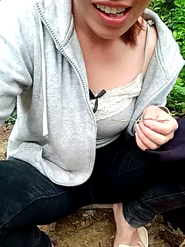 Snapshot of little-effy chatting on June 9, 10:27 am little-effy online show from June 9, 10:27 am