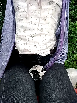 Snapshot of little-effy chatting on June 10, 10:47 am little-effy online show from June 10, 10:47 am