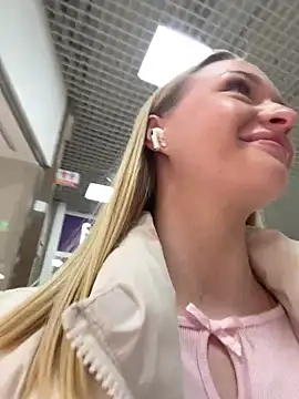 Snapshot of HelloAsh123 chatting on March 4, 4:13 pm HelloAsh123 online show from March 4, 4:13 pm