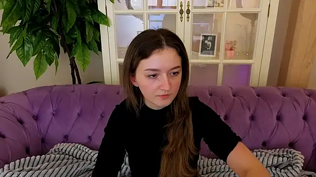 Snapshot of CyrenaLuxe chatting on March 20, 6:24 pm CyrenaLuxe online show from March 20, 6:24 pm