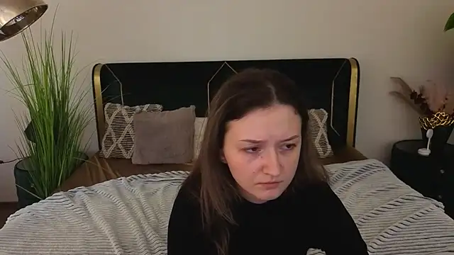 Snapshot of CyrenaLuxe chatting on March 21, 8:19 am CyrenaLuxe online show from March 21, 8:19 am