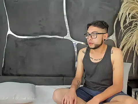 Snapshot of LailaAndOliver chatting on December 16, 1:16 pm LailaAndOliver online show from December 16, 1:16 pm