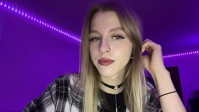 Snapshot of AzoticBasics chatting on December 16, 1:27 pm AzoticBasics online show from December 16, 1:27 pm