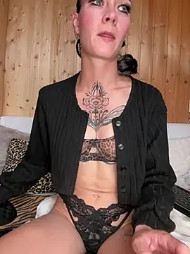 Snapshot of dein_traumchen chatting on June 10, 4:17 pm dein traumchen online show from June 10, 4:17 pm